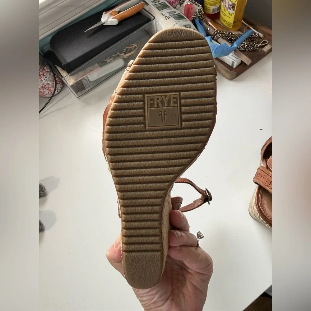 Frye Brown Leather Wedge Sandals Stacked Heel 3413854-BRN Size 7.5M‎